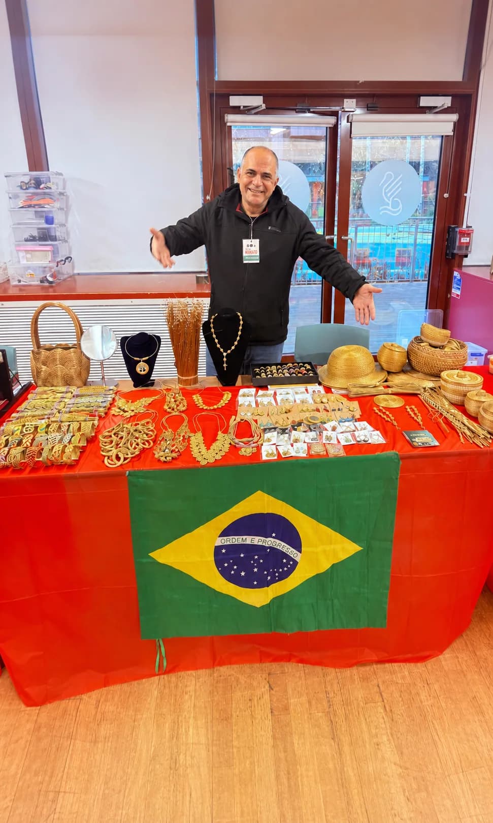 Samuel Moikato apresentando suas peças de capim dourado em uma feira